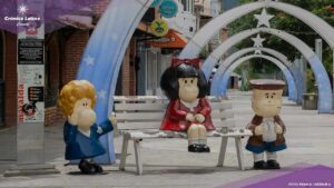 Nacida en 1964 por el dibujante Quino, Mafalda trascendió la historieta argentina para convertirse en un símbolo crítico y universal.