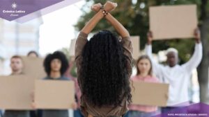 Cientos de manifestantes se congregaron este sábado en la Plaza de Canadá, en el centro de Montreal, para participar en una demostración “No Kings” que denuncia las políticas de Donald Trump.