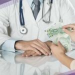 Gobierno de Quebec busca imponer reforma salarial a médicos