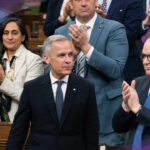 El primer presupuesto del primer ministro Mark Carney logró superar el crucial voto de confianza en la Cámara de los Comunes este lunes por la noche, evitando así la caída del gobierno liberal minoritario y el llamado a nuevas elecciones federales en pleno invierno canadiense.
