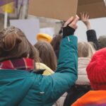 Miles protestan en Montreal por reformas laborales de Legault