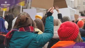 Miles de personas salieron a las calles de Montreal este sábado para protestar contra las políticas del primer ministro François Legault y su partido, la Coalition Avenir Québec (CAQ).