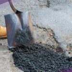 Hartos de esperar: joven decide tapar baches en Montreal