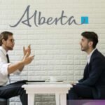 Alberta debate el acceso a servicios de residentes temporales
